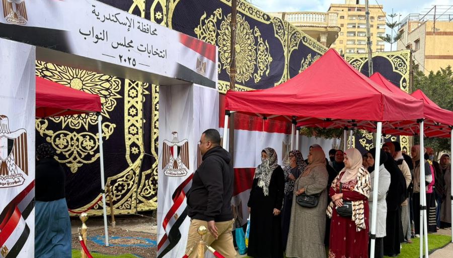 إقبال من الناخبين للتصويت في إعادة انتخابات النواب بدائرة المنتزة