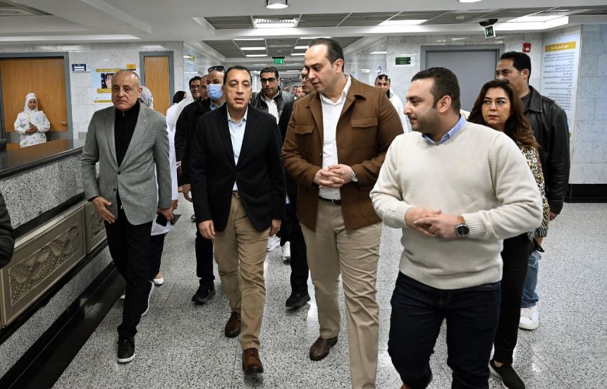 رئيس الوزراء يتفقد الأقسام المختلفة بمستشفى الكرنك الدولي