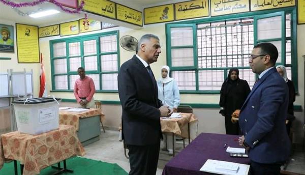 محافظ أسوان يتفقد مقار اللجان الإنتخابية لانتخابات مجلس النواب