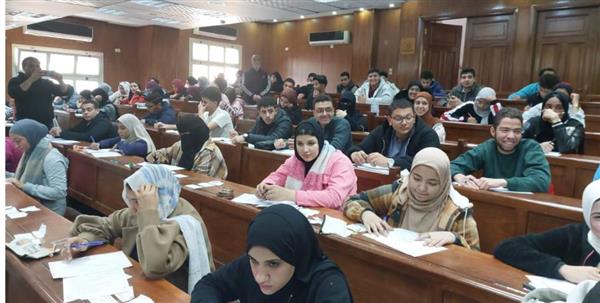 نائب رئيس جامعة القاهرة يتفقد سير امتحانات نهاية الفصل الدراسي الأول بعدد من كليات الجامعة