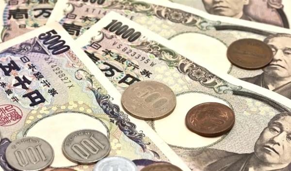 اليابان تنفي التدخل في سوق الصرف لوقف تراجع الين