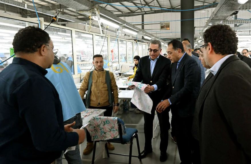رئيس الوزراء يتفقد مصنع "الجيزة للملابس" بالمنيا.. 45 خط إنتاج يعمل بها 2200 عاملاً