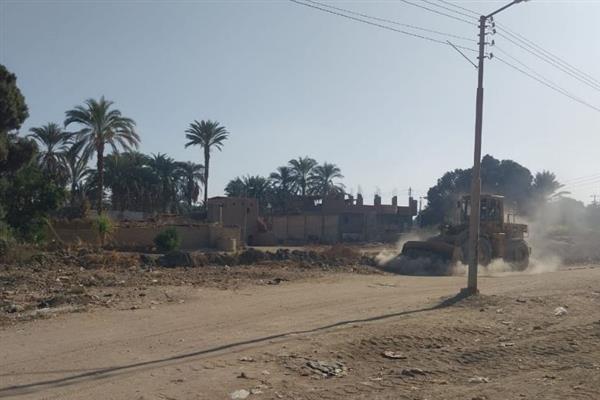قنا .. رفع 20 طنًا من المخلفات وتسوية وتمهيد طريق العقب بطول 3 كليو بقوص