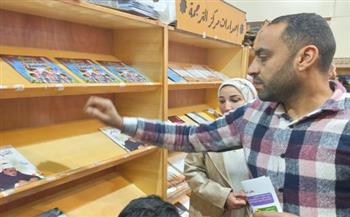   إقبال جماهيري من الكبار على كتاب «الأطفال يسألون الإمام» بجناح الأزهر في معرض الكتاب