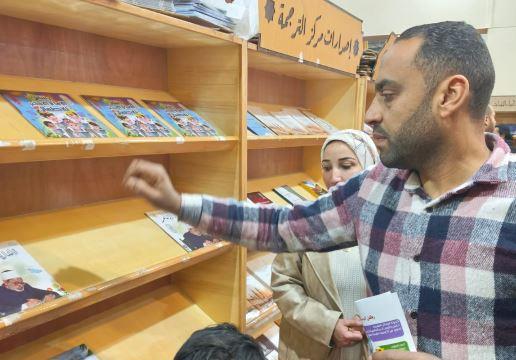 إقبال جماهيري من الكبار على كتاب «الأطفال يسألون الإمام» بجناح الأزهر في معرض الكتاب