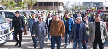   محافظ الإسكندرية يتفقد اصطفاف وسائل النقل البديلة لترام الرمل المقرر تشغيلها