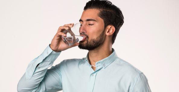 العطش والدايت.. هل شرب الماء بكثرة شرط أساسي لحرق الدهون؟