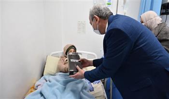   محافظ الغربية يجلس مع المرضى على كراسي الانتظار ويتفقد صيدليات التأمين الصحي بكفرالزيات