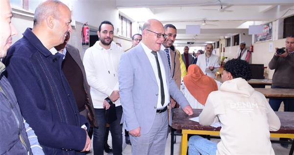 رئيس جامعة سوهاج يتفقد أعمال امتحانات الفصل الدراسي الأول بكلية التكنولوجيا والتعليم