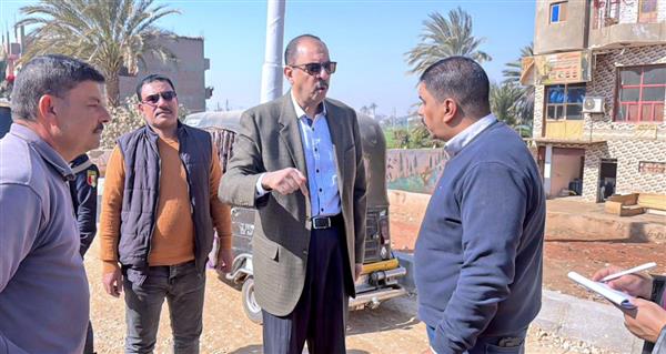 محافظ سوهاج يتفقد قرية بلصفورة.. ومشروعات الرصف الجارية بالمنشاة