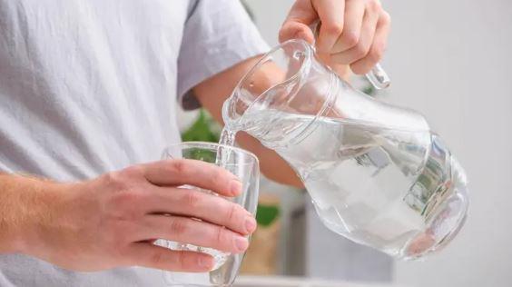 تعرف على فوائد شرب الماء صباحا وكيفية تعزيزها بإضافات طبيعية صحية