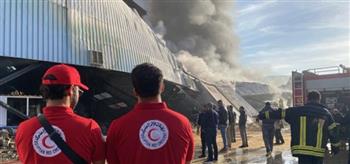   الهلال الأحمر المصري يساند جهود الحماية المدنية والإسعاف في حريق مصنع بلاستيك بأكتوبر