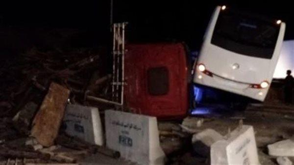 بالأسماء| إصابة 21 شخصًا في تصادم أتوبيس وسيارة على الطريق الإسكندرية – مطروح