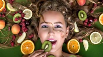 نظامك الغذائي سر نضارة بشرتك.. أطعمة تعزز الإشراقة وتقلل حب الشباب