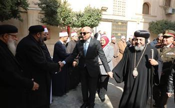 محافظ المنيا يزور عددا من الكنائس ويقدم التهنئة للأقباط بعيد الميلاد