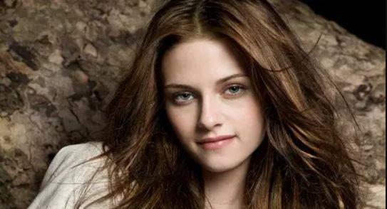 كريستين ستيوارت تخطط لإعادة تقديم سلسلة Twilight من خلف الكاميرا