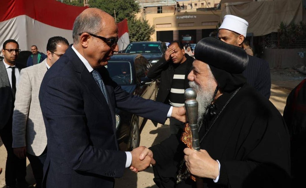 محافظ المنيا يزور مطرانيات ملوي وديرمواس للتهنئة بعيد الميلاد المجيد