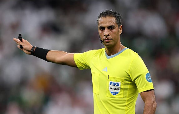 أمين عمر حكمًا لمباراة المغرب والكاميرون بأمم إفريقيا