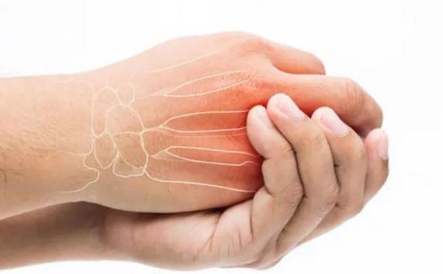 تنميل اليدين والقدمين.. متى يكون طبيعيا ومتى يشير لمشكلة صحية خطيرة