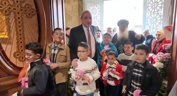محافظ الغربية يزور كنائس طنطا ويُسعدالأطفال بهدايا الرئيس
