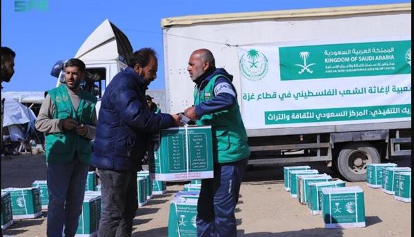 توزيع مساعدات غذائية على النازحين جنوب القطاع:جهود إنسانية متواصلة من مركز الملك سلمان