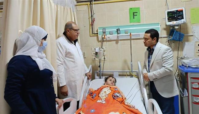 محافظ دمياط يتابع الحالة الصحية للطفلة رحمة