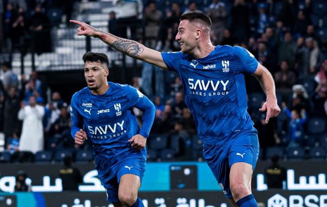 الهلال يفوز بثلاثية على الحزم ويعزز صدارته للدوري السعودي