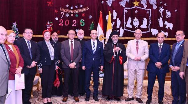 كنيسة الأقباط الكاثوليك تهدي وفد جامعة أسيوط رسالة قداسة البابا