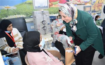   نائب رئيس جامعة بنها توزع الهدايا والورود على أطفال الغسيل الكلوي و وحدة أمراض الدم