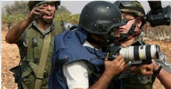   الاحتلال الإسرائيلي يحتجز عددا من الصحفيين في قرية الشباب