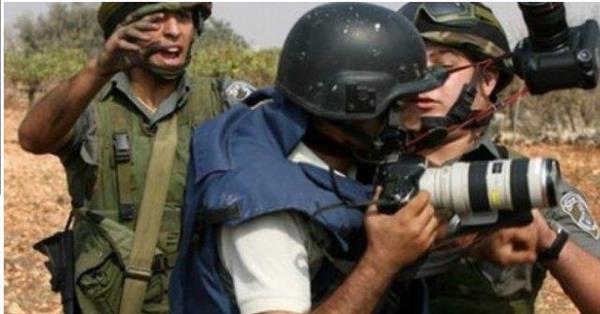 الاحتلال الإسرائيلي يحتجز عددا من الصحفيين في قرية الشباب
