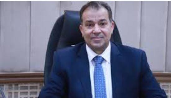 رئيس جامعة قنا يتابع أعمال التطوير أمام كلية الآداب