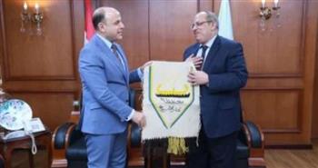   محافظ كفر الشيخ يكرّم المستشار شفيق الجنك لجهوده القضائية
