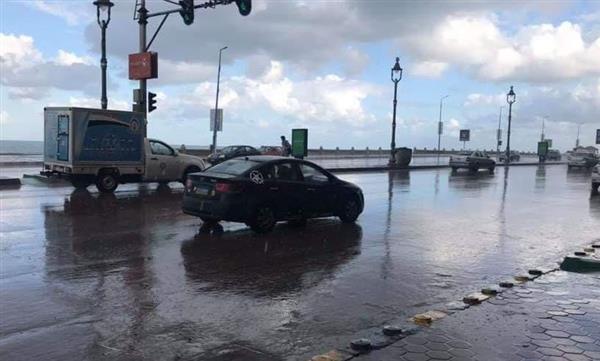 أمطار غزيرة على الإسكندرية مع استمرار تداول الحاويات وشحن وتفريغ البضائع بالميناء