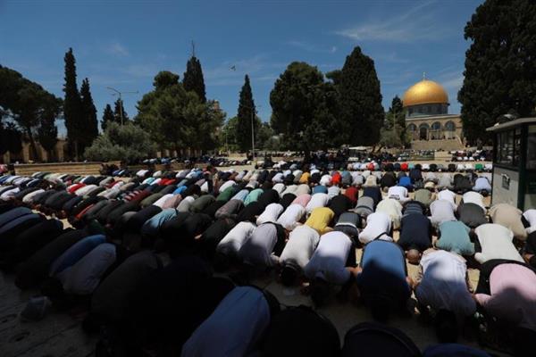 الآلاف يؤدون صلاة الجمعة في المسجد الأقصى