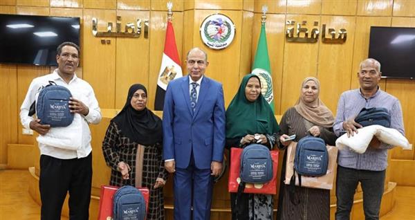 محافظ المنيا يوفّر تيسيرات السفر لـ5 فائزين بعمرة «تحيا مصر»