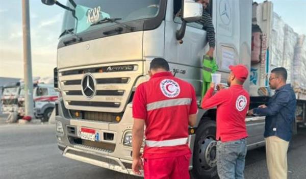 الهلال الأحمر المصري يدفع بقافلة مساعدات إغاثية جديدة نحو غزة