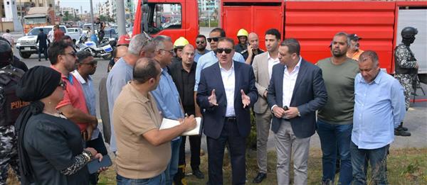 محافظ بورسعيد يتابع إخماد حريق ميدان الساعة حتى السيطرة عليه