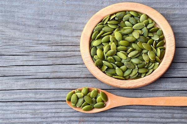 بذور اليقطين.. هل تدعم الصحة والمزاج؟ أخصائية تغذية توضح فوائد «اللب الأبيض»