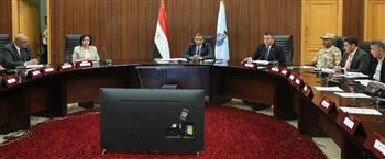 محافظ البحر الأحمر يناقش الموقف التنفيذي لمشروعات الخطة الإستثمارية  للعام المالي الحالي
