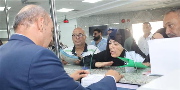 محافظ السويس يتدخل لبحث طلب مواطنة ويوجه بسرعة دراسة وإنهاء الإجراءات