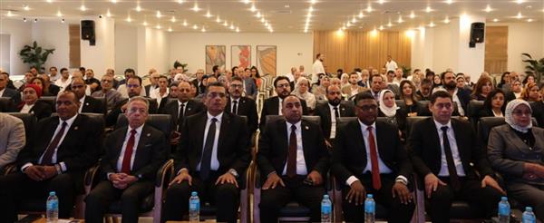 محافظ البحر الأحمر يكرّم رموز الأطباء في يوم الوفاء