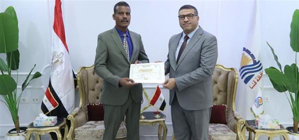 محافظ قنا يكرّم مدير الزراعة لدعم منظومة توزيع الأسمدة