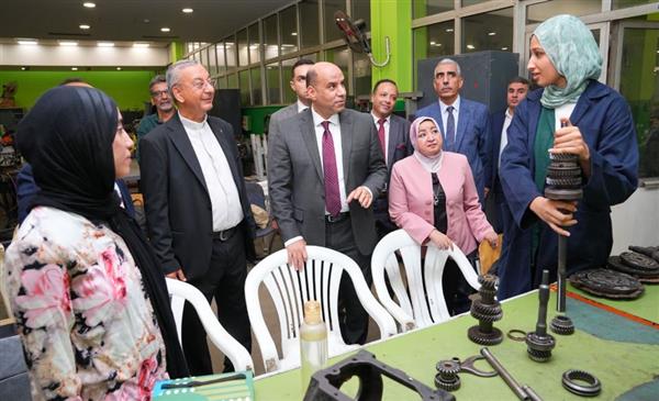 وزير العمل للفتيات المتدربات على ميكانيكا السيارات: «هي دي المرأة المصرية»