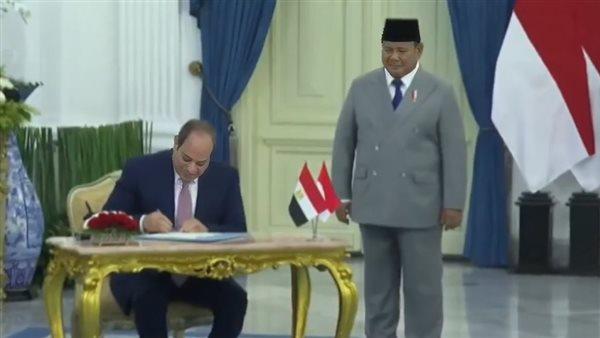 الرئيس السيسي يُوقع في سجل الزيارات بالقصر الرئاسي الإندونيسي ويصافح الوفد الرسمي