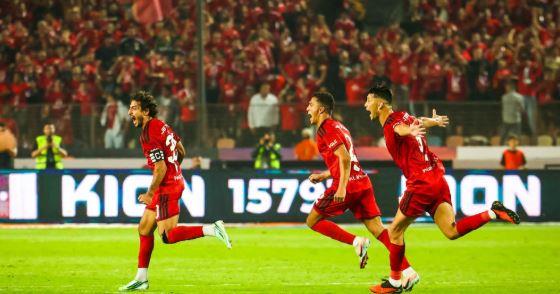 الأهلي يُسقط الزمالك بثنائية ويعتلي صدارة الدوري المصري