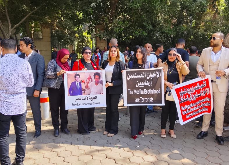 وقفة أمام سفارة هولندا بالقاهرة تطالب بكشف ملابسات توقيف أحمد ناصر والإفراج عنه