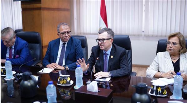 وزير التخطيط يستعرض مؤشرات أداء الاقتصاد وخطة التنمية مع كبار الخبراء والأكاديميين