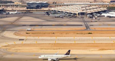 السعودية تمدد تعليق الرحلات بمطار الملك خالد في الرياض للتحقق من سلامة المرافق