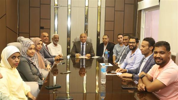 نائب رئيس جامعة قنا يناقش استعدادات انطلاق الدورة العربية الـ21 لخماسيات كرة القدم